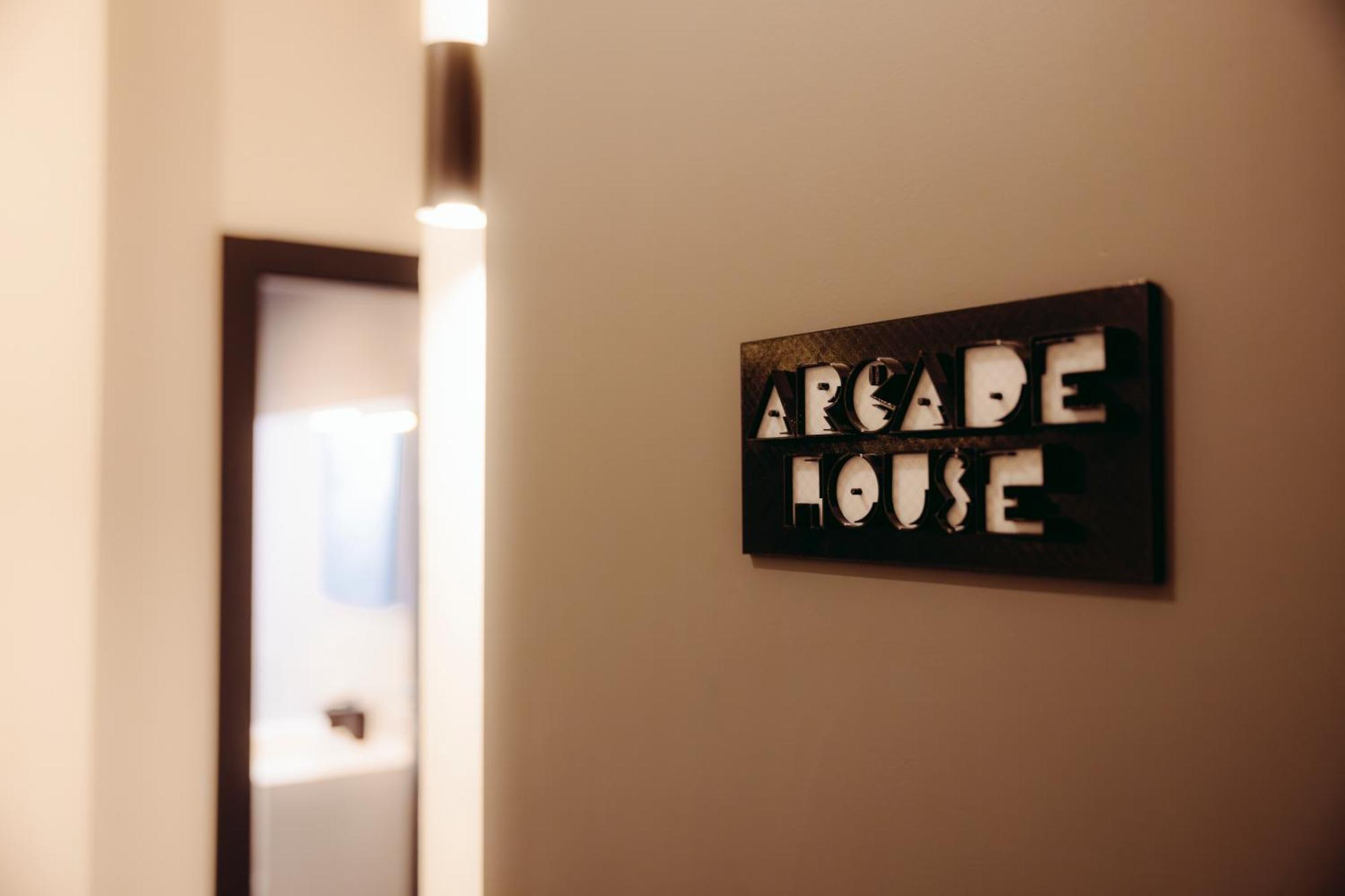 Arcade House Verona Fiera Netflix + Videogame Bagian luar foto